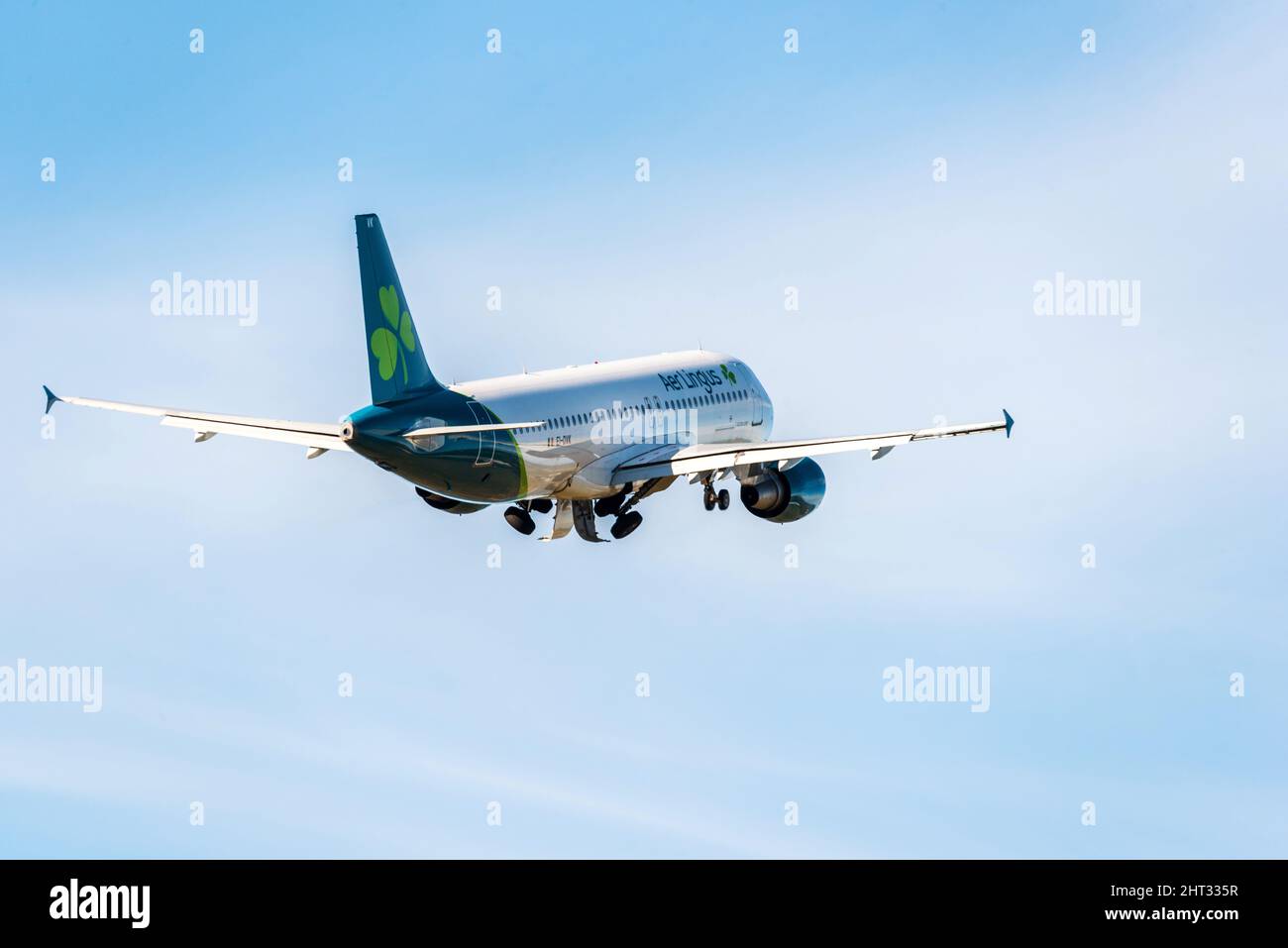 AER Lingus Airbus A320-214 EI-DVK au départ de l'aéroport de Belfast Banque D'Images
