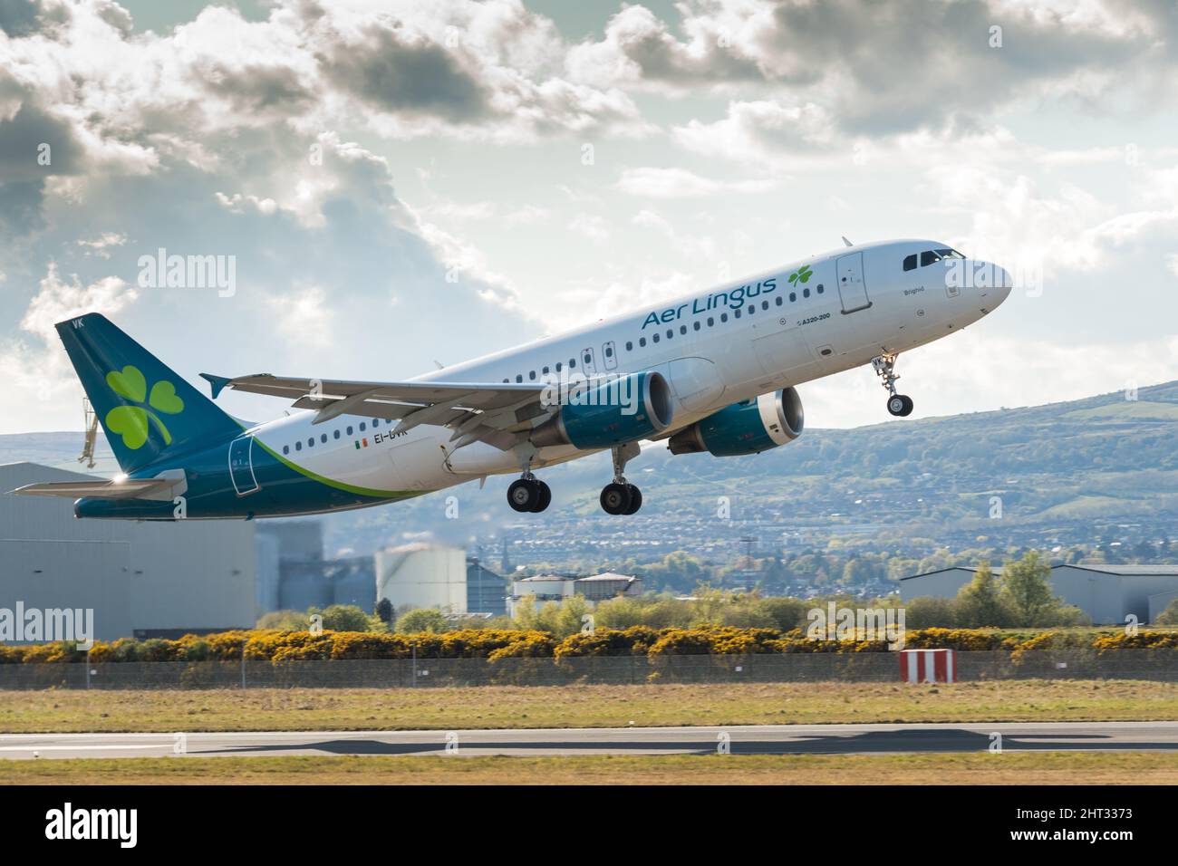 AER Lingus Airbus A320-214 EI-DVK au départ de l'aéroport de Belfast Banque D'Images