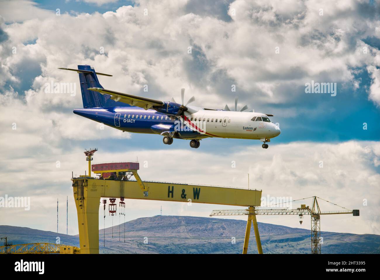 Eastern Airways ATR 72-600 G-IACY arrivant à l'aéroport de Belfast City, Irlande du Nord. Banque D'Images
