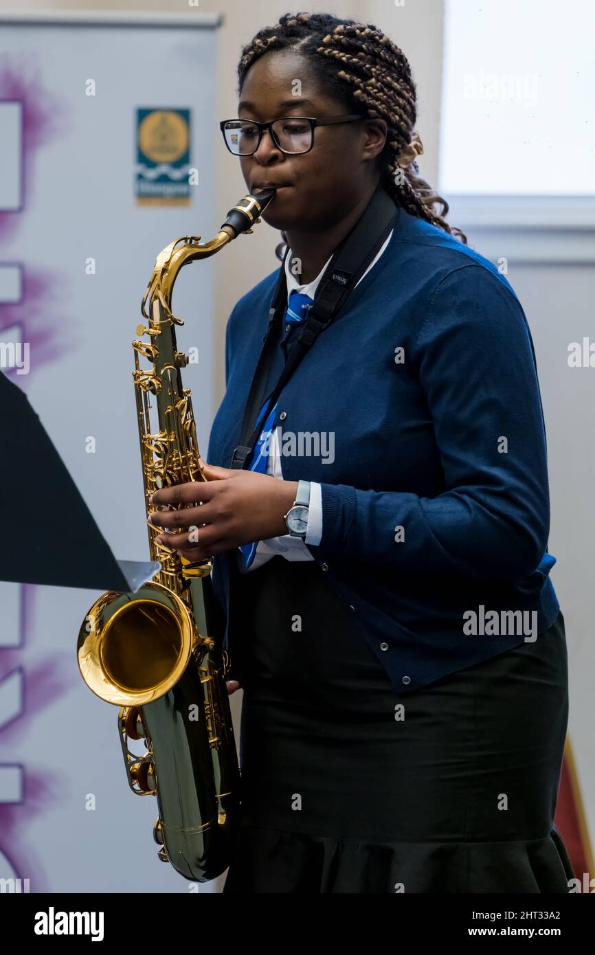 Adolescente jouant du saxophone ténor au concours musical Scottish Young Musician, Glasgow, Écosse, Royaume-Uni Banque D'Images