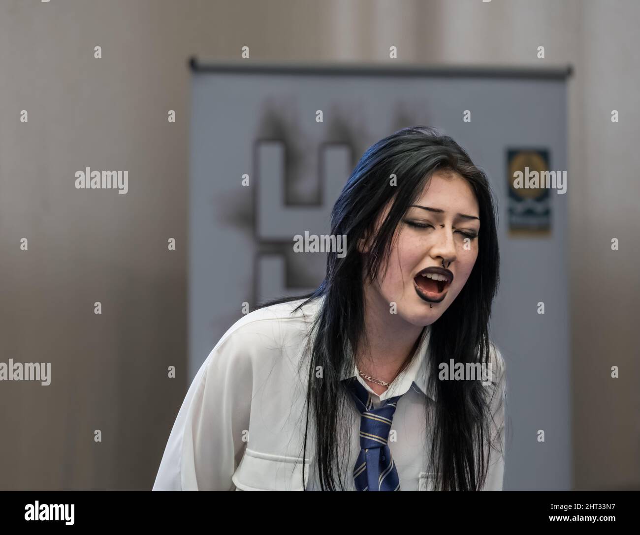 Teenage Goth Schoolgirl chantant au concours de musique Scottish Young Musician, Glasgow, Écosse, Royaume-Uni Banque D'Images