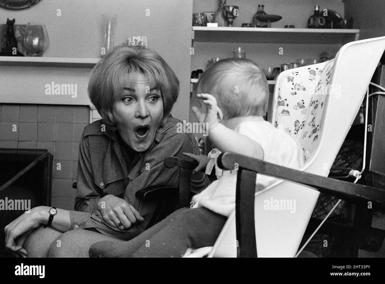 L'actrice Sheila Hancock avec sa petite fille Melanie Jane. 14th mars 1965. Banque D'Images