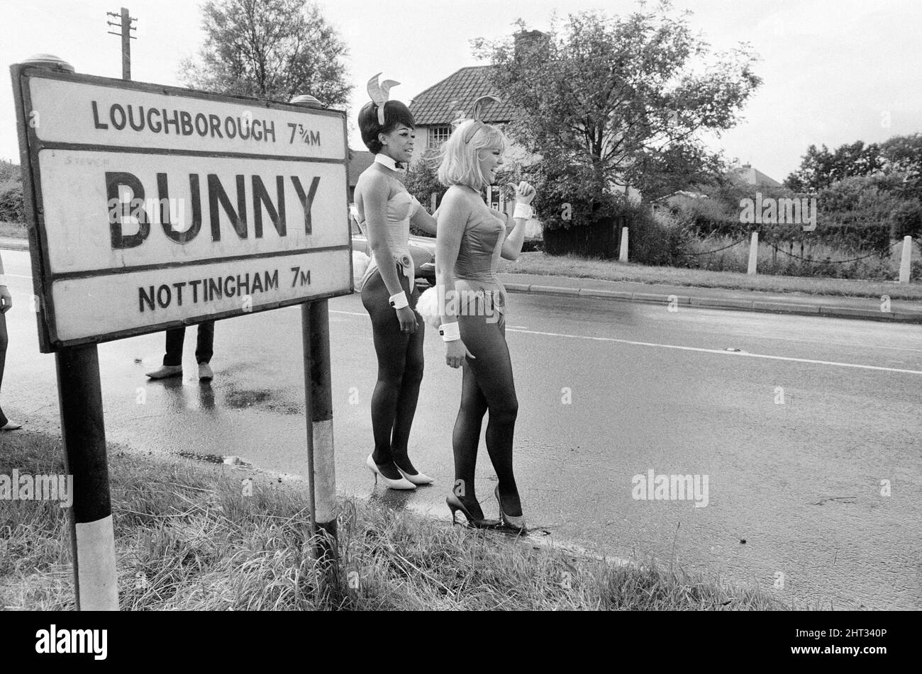 Bunny Girls du Playboy Club de Londres visitez Bunny, un village et une paroisse civile du quartier de Rushcliffe, dans le comté de Notinghamshire, en Angleterre, le 4th août 1966. Banque D'Images