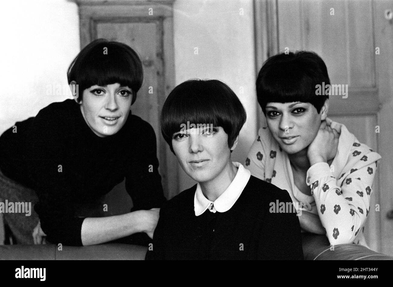 Susan Gellard (à gauche) Mary Quant (au centre) Jan de Souza (à droite) avec leurs coiffures de Vidal Sassoon. La coiffure de Vidal Sassoon est très populaire au milieu de 1960s. Photo prise le 2nd mars 1965 Banque D'Images