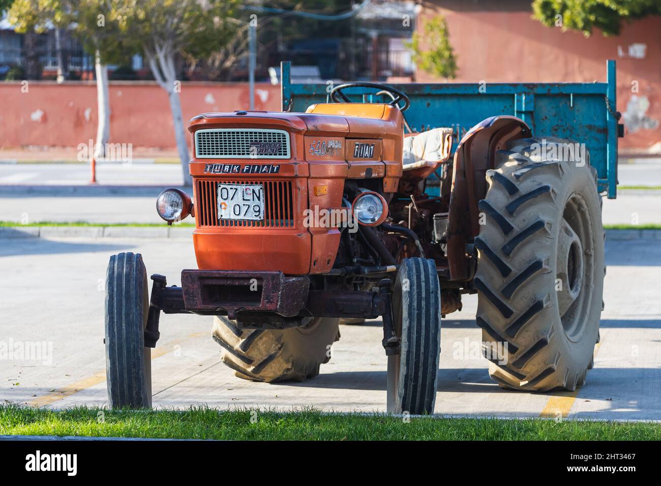 Side; Turquie – février 06 2022 : le vieux tracteur orange de marque Turk Fiat 640 est stationné dans la rue par une chaude journée d'été sur fond de p Banque D'Images