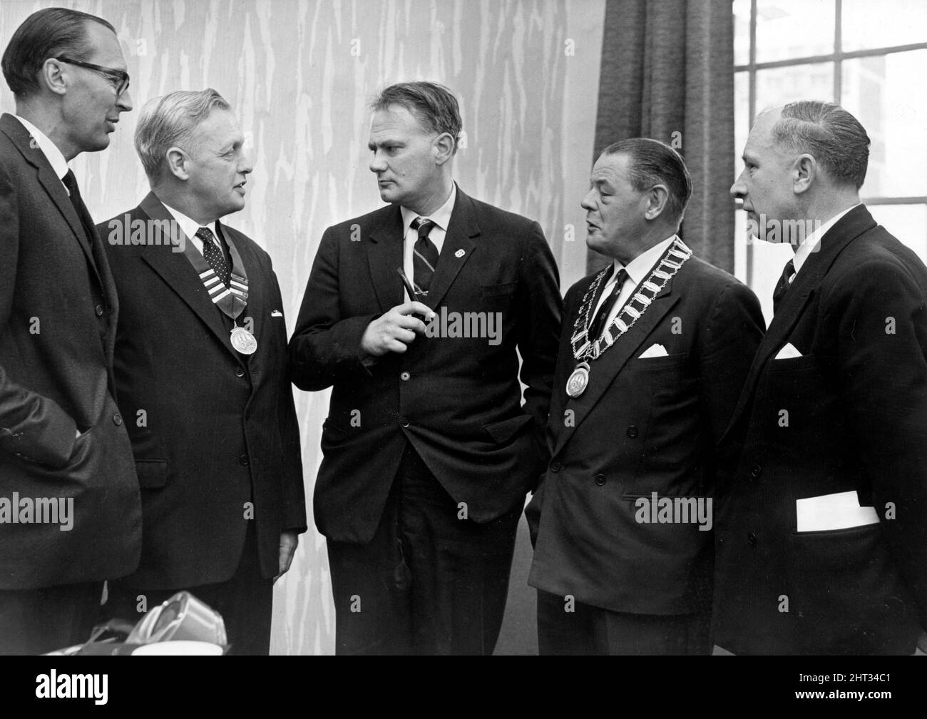 Sir Alfred Herbert Conférence commémorative annuelle, Coventry Theatre, Coventry.L-R: M. R.D.Young, M. G.A. Day(président), astronome Patrick Moore, Sir Stanley Harley (président), M. P. Jennings. 18th mai 1965 Neg: 59019 Banque D'Images
