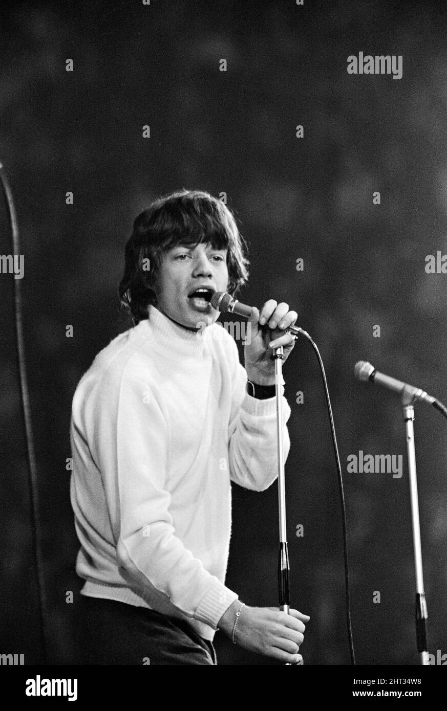 New musical Express Poll Winners concert pop à Empire Pool Wembley, 1965.Mick Jagger des Rolling Stones en scène pendant le concert. The Stones a remporté le prix du meilleur groupe R & B britannique ainsi que le meilleur nouveau disque de l'année pour sa seule satisfaction (je ne peux pas obtenir non). 11th avril 1965. Banque D'Images