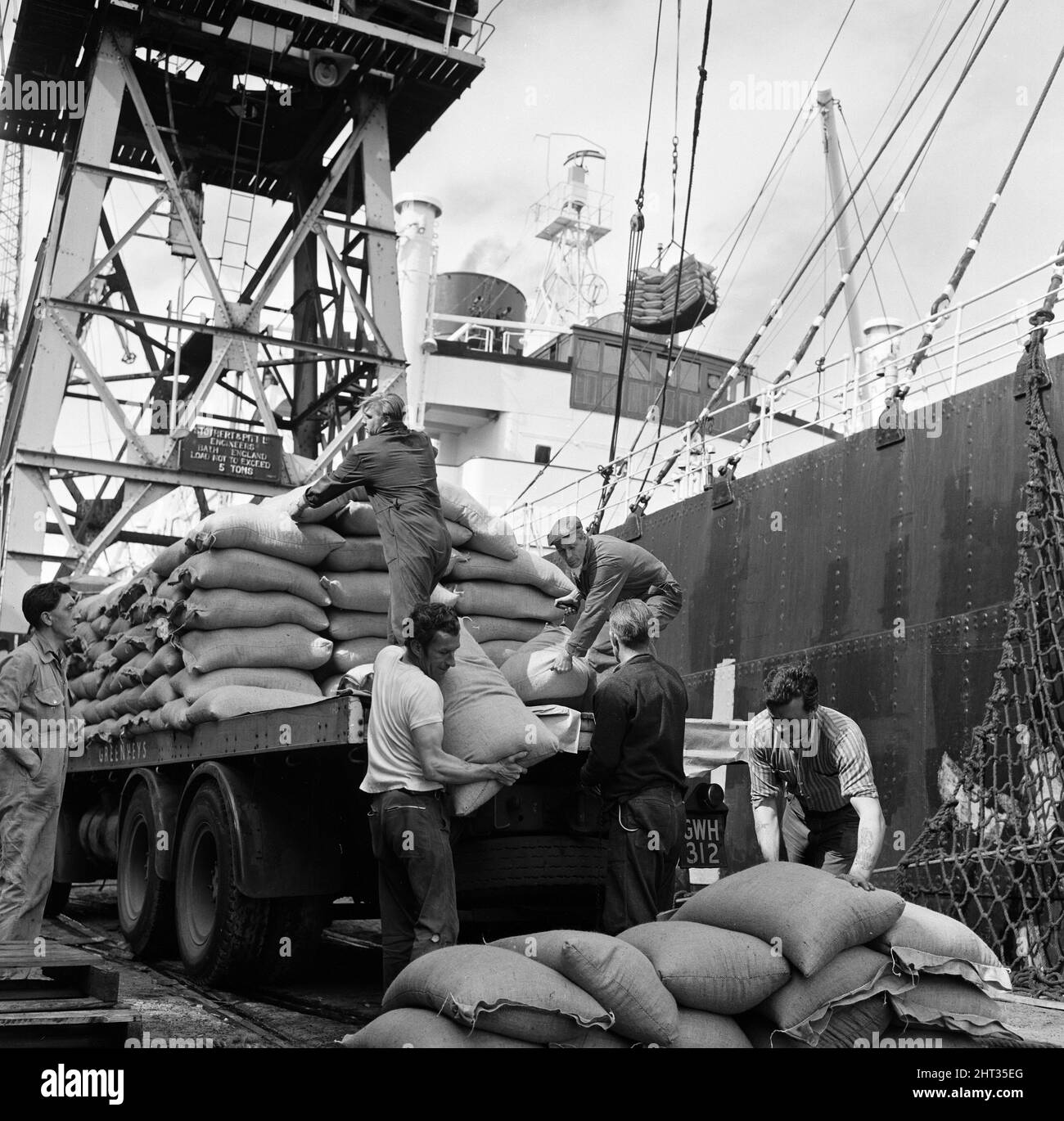 Des dockers chargent un navire à Gladstone Dock, Liverpool. 9th août 1965 Banque D'Images