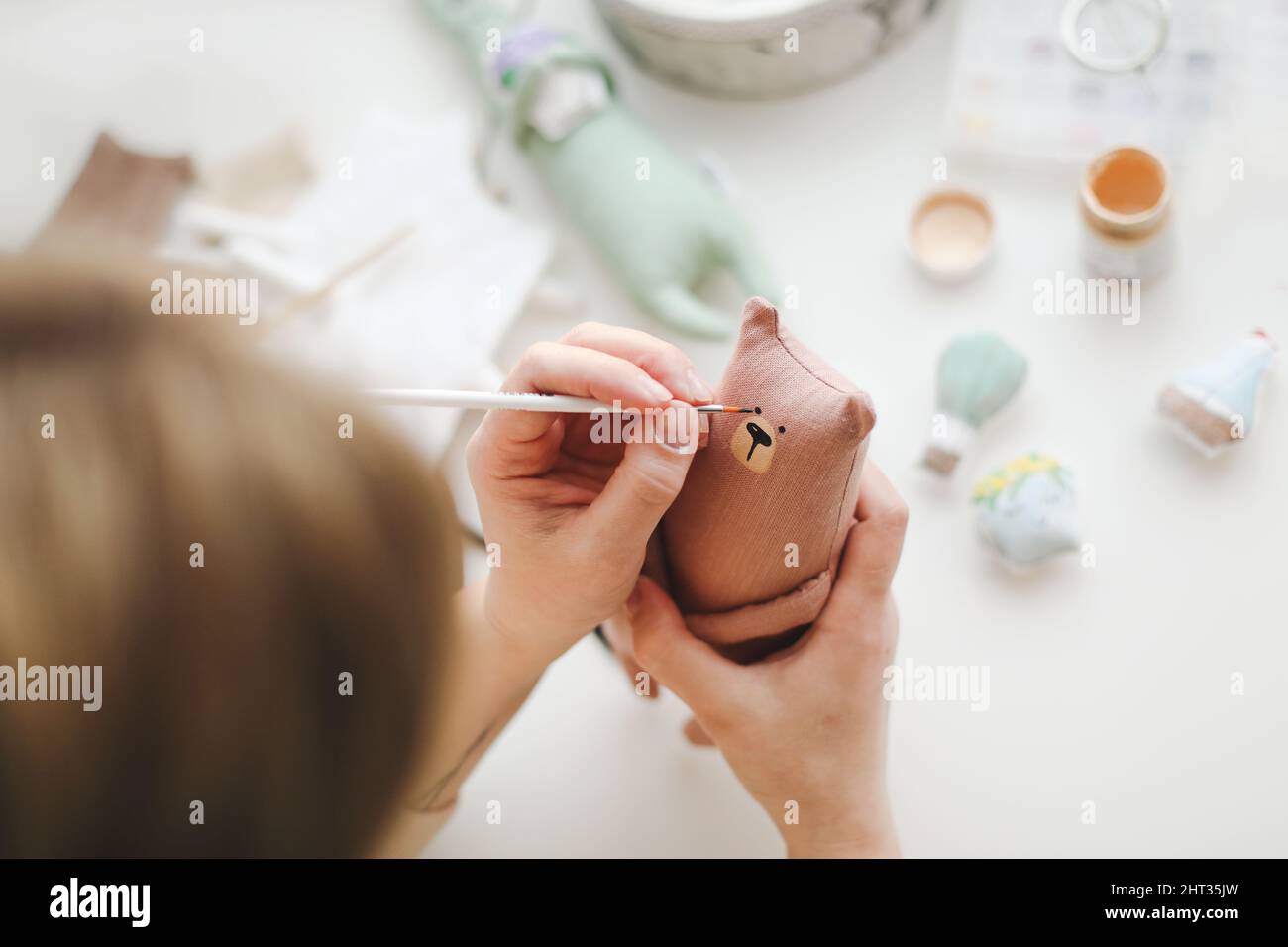 Processus de fabrication de jouets à la main mignons. Banque D'Images