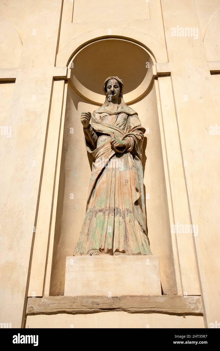 Statue représentant la vertu de la prudence dans le nymphaeum du jardin du Palazzo Vitelli a Sant'Egidio, Città di Castello, Ombrie, Italie Banque D'Images