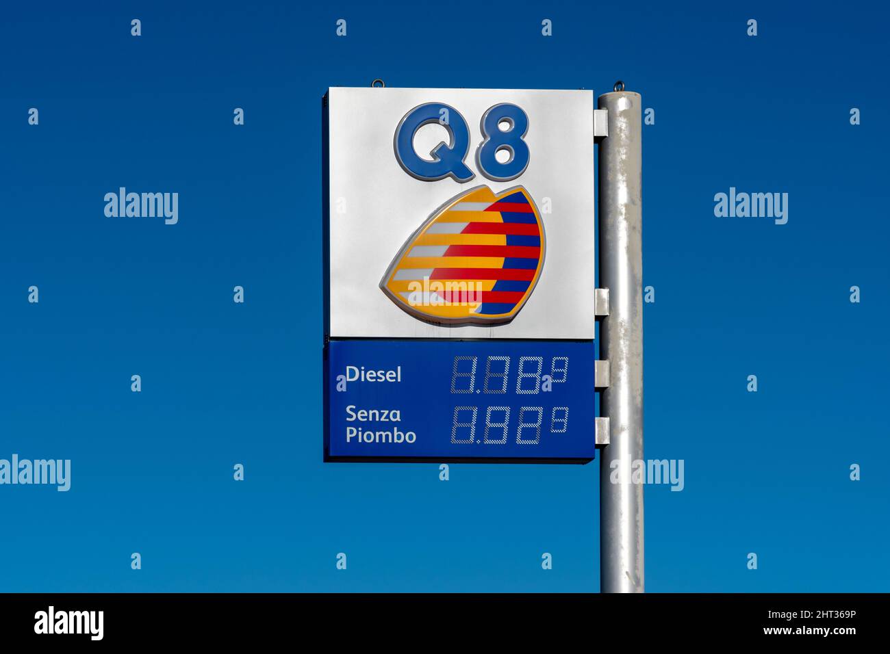 Fossano, Italie - 26 février 2022: Q8 logo avec fuel Euro prix affiché sur station-service sur ciel bleu, c'est la marque de Kuwait Petroleum Internationa Banque D'Images