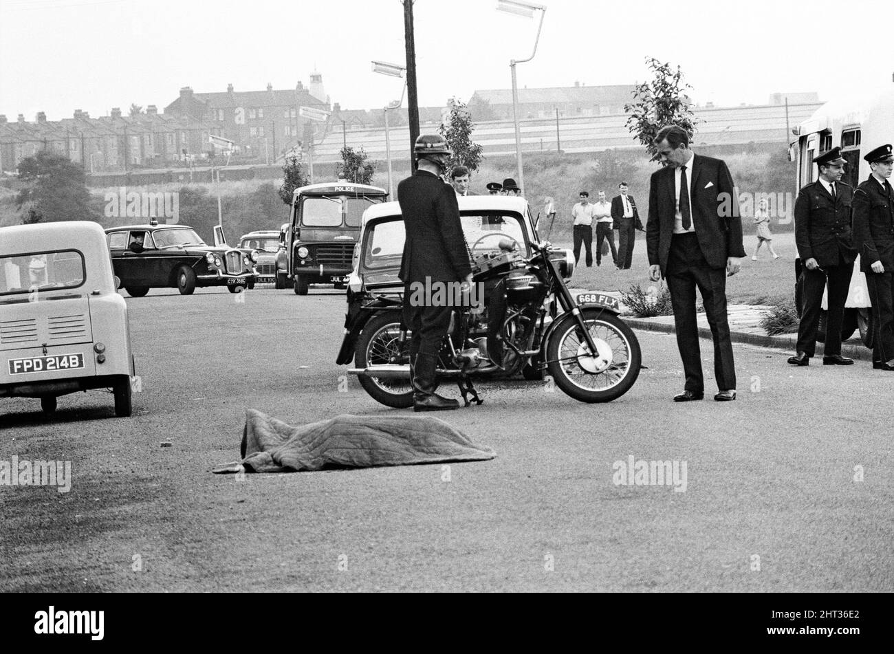 Trois policiers, le sergent-détective Christopher Tippett Head, 30 ans, le gendarme détective temporaire David Bertram Wombwell, 25 ans, et le gendarme Geoffrey Roger Fox, 41 ans, ont été abattus après avoir enquêté sur une fourgonnette bleue battue Standard Vanguard, stationnée dans la rue Braybrook, avec trois hommes assis à l'intérieur. Harry Roberts, John Edward 'Jack' Witney et John Duddy ont été reconnus coupables de leur meurtre. La scène dans la rue Braybrook après les meurtres. 12th août 1966. Banque D'Images