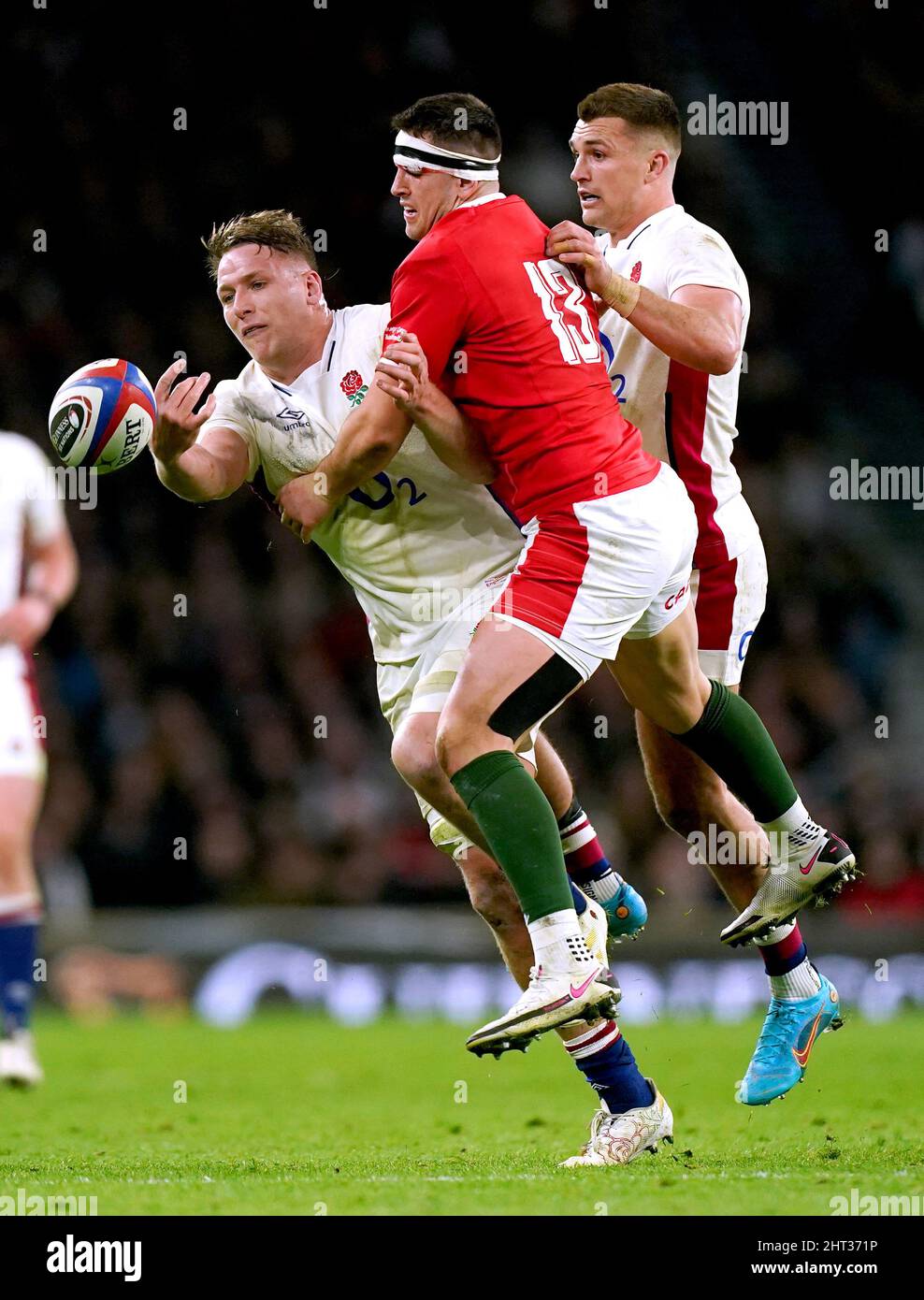 Alex Dombrandt (à gauche) est attaqué par Owen Watkin du pays de Galles lors du match Guinness des six Nations au stade de Twickenham, Londres. Date de la photo: Samedi 26 février 2022. Banque D'Images