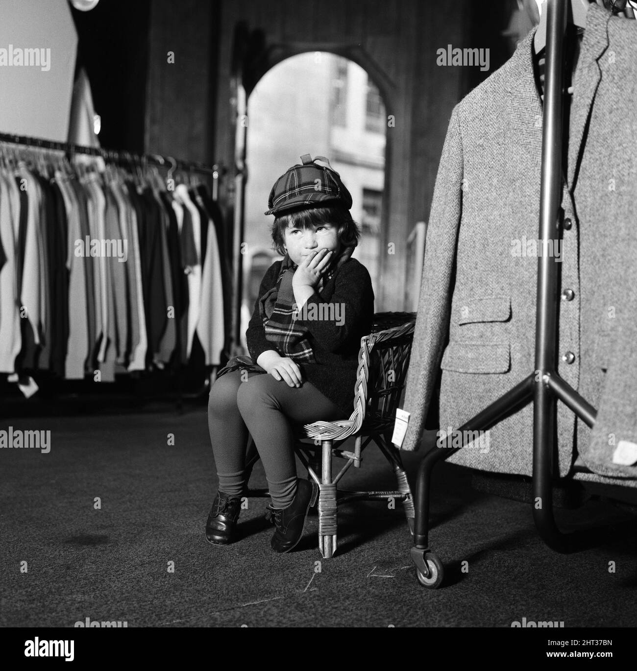 Il y a trois semaines, Alexis Wilmot, âgé de trois ans, de Caterham, Surrey, s'est rendu dans une boutique de vêtements pour hommes avec sa nounou, Marie Carey, âgée de dix-huit ans, et l'un des vendeurs a déclaré que « les Kinks » y étaient allés pour leurs vêtements. Ainsi, chaque fois que Marie amène l'enfant en ville, une visite au magasin « Adam W1 » est un must. En fait, Alexis est tout à fait content d'attendre là pendant des heures au cas où les nœuds arrivent jamais, et la nounou peut prendre un long comme elle veut au-dessus de ses achats. Alexis connaît l'une des chansons de Kinks « fatiguée de vous attendre », mais Alexis ne l'est pas. 9th avril 1965. Banque D'Images