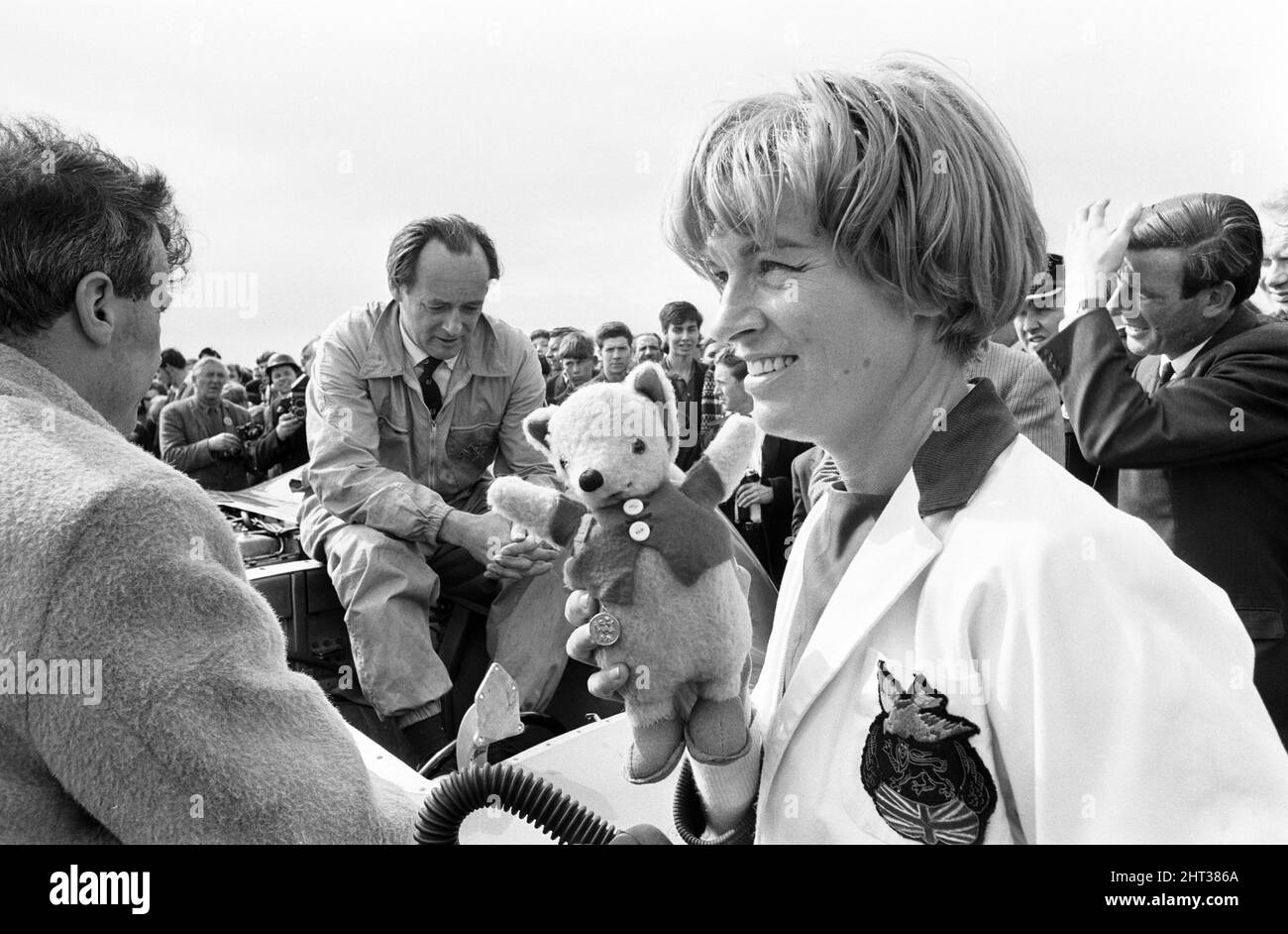 Proteus Bluebird, la voiture dans laquelle Donald Campbell a battu le record mondial de vitesse automobile a maintenant fait sa dernière course, à 5 km/h, à la station RAF, Debden, Essex, 19th juin 1966. Campbell devait faire une démonstration lors d'un gala, Mais 5 jours plus tôt, la voiture a été gravement endommagée quand, avec le pilote de course Peter Bolton aux commandes, elle a heurté une clôture en bois et une haie à 100 km/h, a navigué 10ft dans les airs en traversant la route de Cambridge Chelsford et a finalement tourné sur un terrain de 200 mètres. Également en photo, la femme Tonia Campbell. Banque D'Images