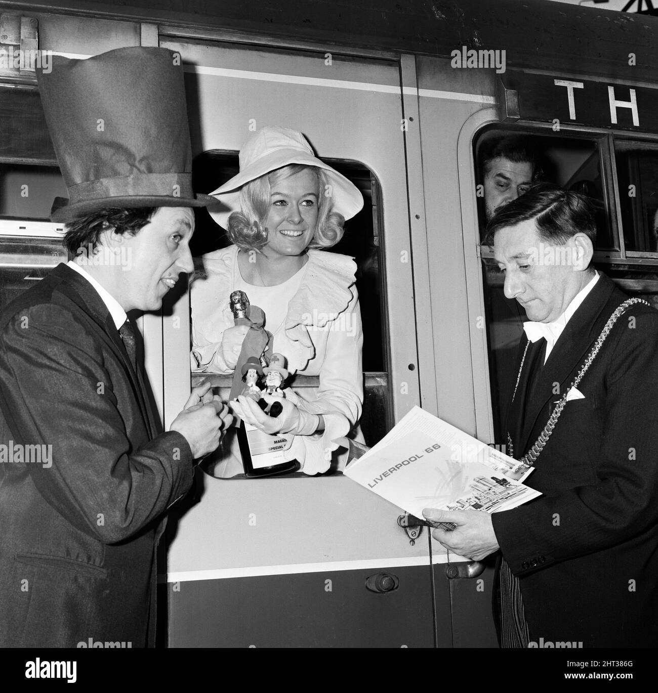 Scènes à l'extérieur de l'hôtel de ville de Liverpool quand Maureen Martin (Miss Liverpool) est partie à bord d'un autocar pour la gare de Lime Street pour prendre le Merseyside Express pour Londres où elle a présenté le champagne « Liverpool 66 » et un livret au Premier ministre. Ken Dodd rode 'hotgunt' sur la scène de l'entraîneur à la station et le maire de Lord, Alderman David Cowley était présent à la fois à l'Hôtel de ville et à la gare. 3rd mars 1966. Banque D'Images