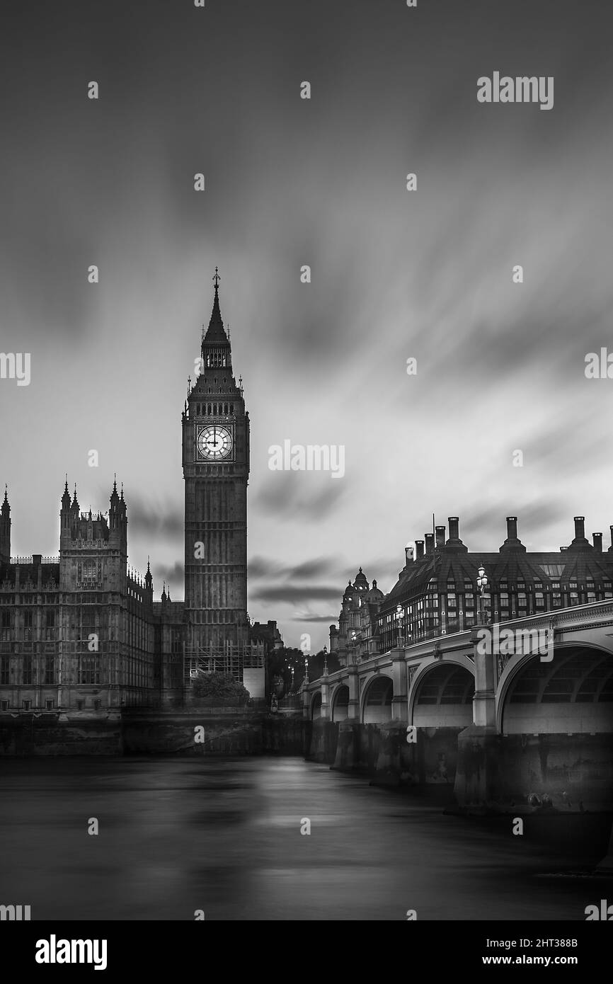 Échelle de gris, prise de vue verticale de la tour d'horloge Big Ben à Londres, Royaume-Uni Banque D'Images