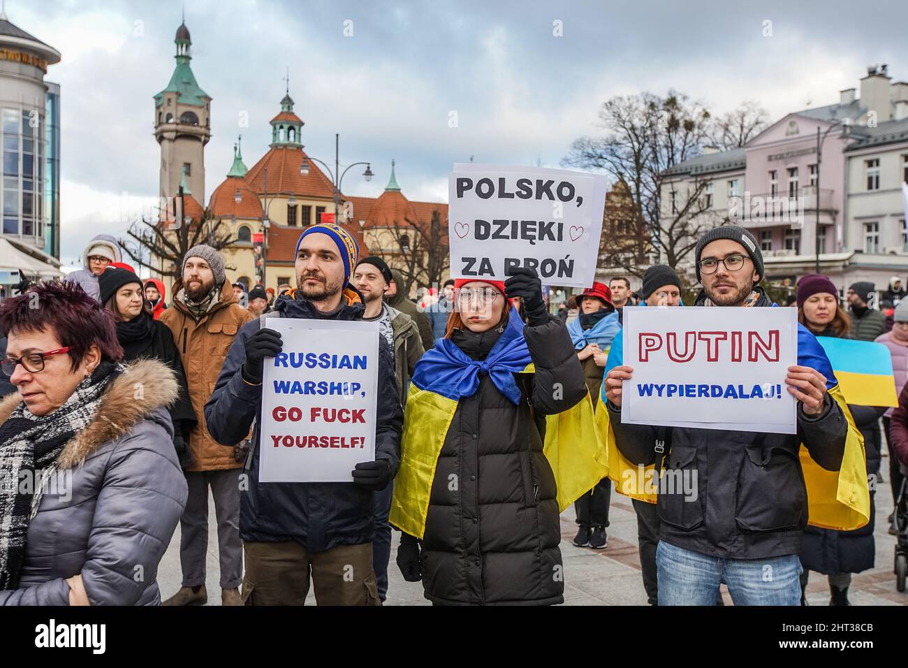 Sopot, Pologne 26th. 2022 février des manifestants tenant des bannières anti-Poutine, anti-russes et des drapeaux de l'Ukraine sont vus à Sopot, Pologne le 26 février 2022 plusieurs centaines d'Ukraininas vivant dans la ville et leurs partisans protestent contre l'agression russe contre l'Ukraine et soutiennent leurs défenseurs (photo de Vadim Pacajev / Sipa USA) Banque D'Images