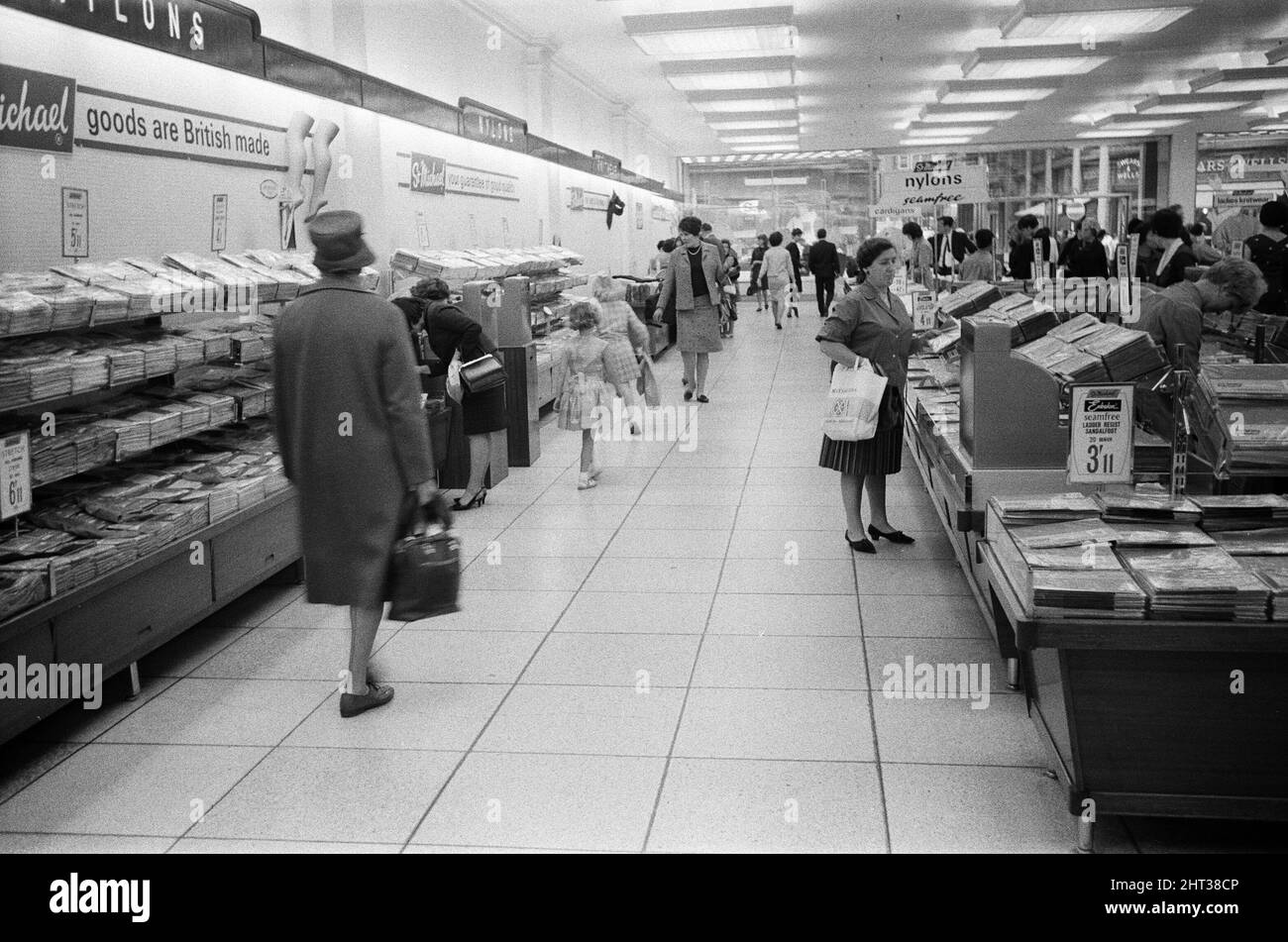 Les clients de la succursale de Marks & Spencer d'Oxford Street. 7th juillet 1966. Banque D'Images