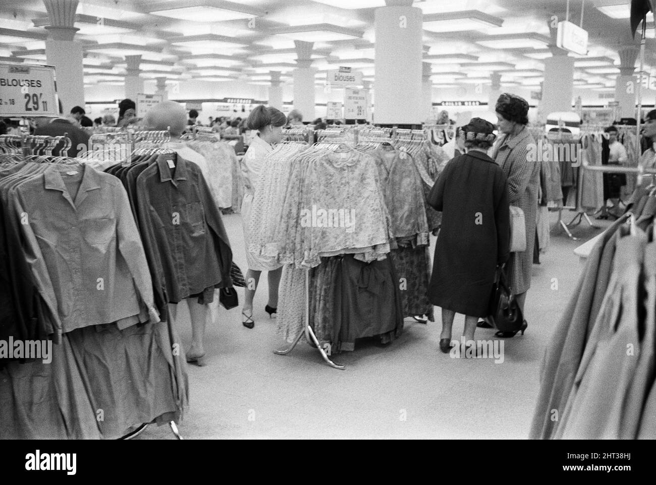 Les clients de la succursale de Marks & Spencer d'Oxford Street. 7th juillet 1966. Banque D'Images