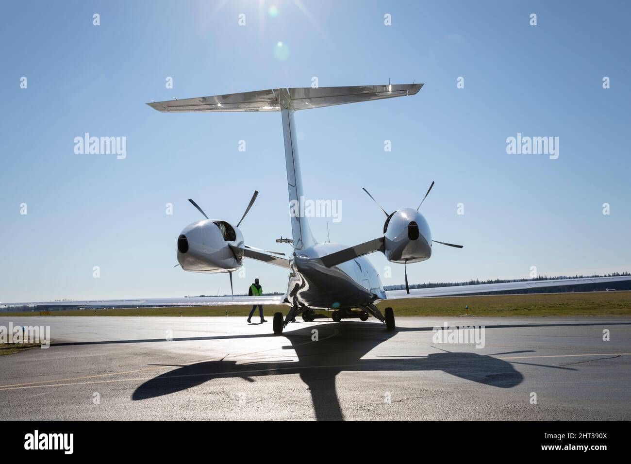 Les membres de l'équipage au sol déplacent le prototype d'avion entièrement électrique Alice V2 en position pour un essai en taxi au siège d'Eviation à Arlington Munic Banque D'Images