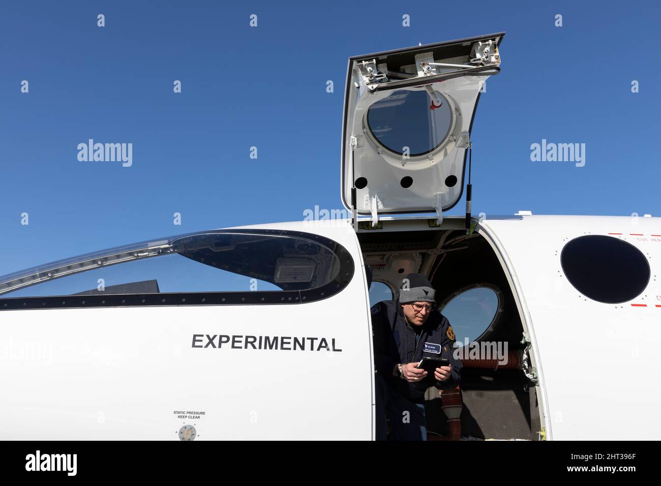 Le pilote d'essai en chef Steven Crane se prépare à un essai en taxi de l'avion prototype tout électrique Alice V2 au siège d'Eviation à Arlington Municipal Banque D'Images