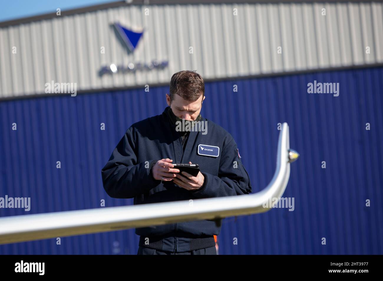 James Maxwell, directeur des opérations d'essais en vol, se prépare pour un essai en taxi de l'avion prototype entièrement électrique Alice V2 au siège d'Eviation à AR Banque D'Images