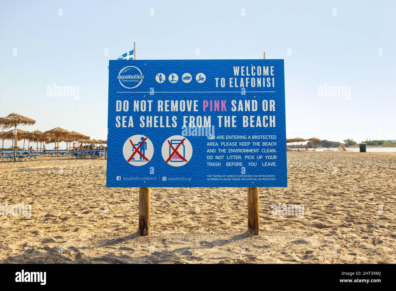 Kissamos, Grèce - juin 21st 2021 : panneau pour les touristes sur la plage Elafonissi, les informant que l'enlèvement du sable rose et des coquillages est interdit Banque D'Images