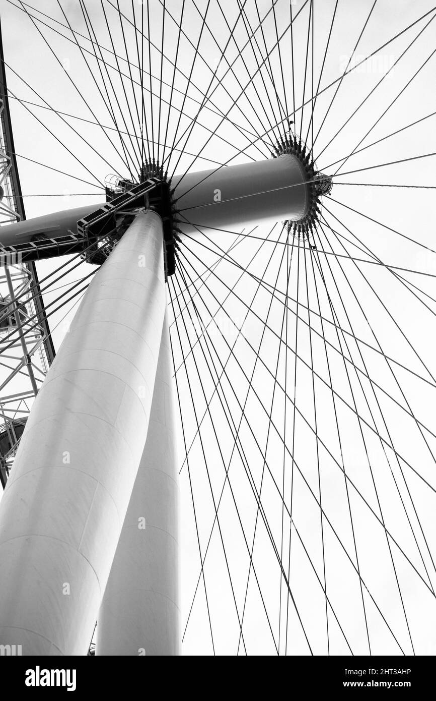 Vue en niveaux de gris en bas angle d'une roue Millennium de lastminute.com London Eye Banque D'Images