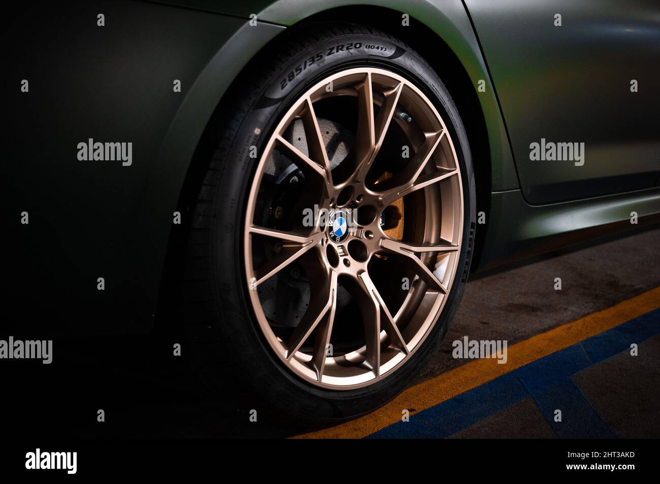 Gros plan de la roue de la BMW verte M5 cs avec jante dorée Photo Stock -  Alamy