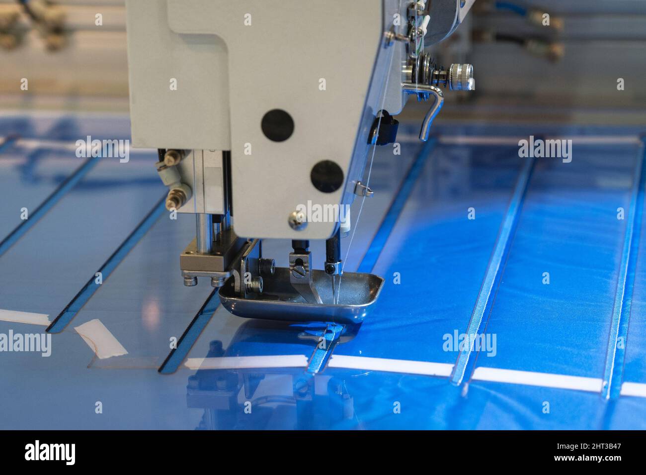 Usiner les points de suture dans les caissons en tissu bleu clair en magasin Banque D'Images