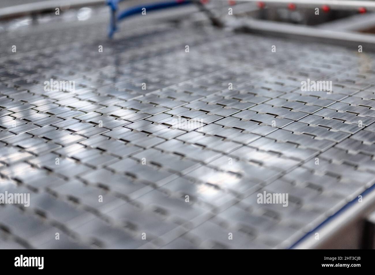 Tapis convoyeur industriel en métal.Le ruban se compose de plaques métalliques Banque D'Images