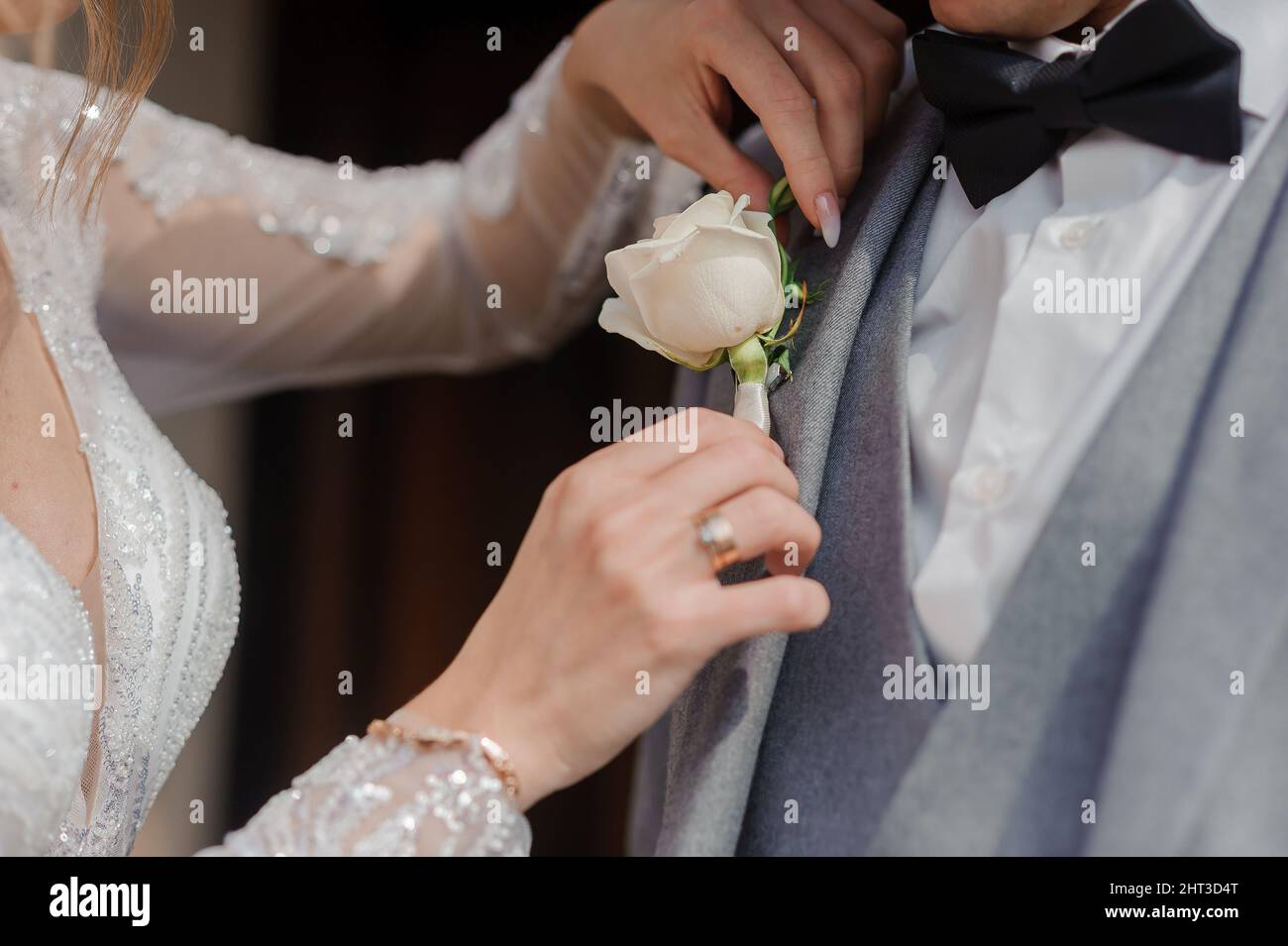 Boutonnière sur la veste du marié. Fleur sur la veste d'un homme Banque D'Images