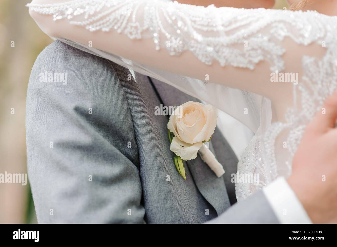 Boutonnière sur la veste du marié. Fleur sur la veste d'un homme Banque D'Images