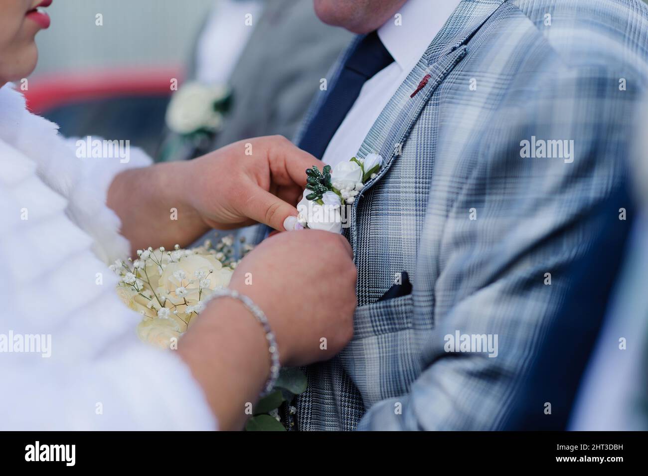 Boutonnière sur la veste du marié. Fleur sur la veste d'un homme Banque D'Images