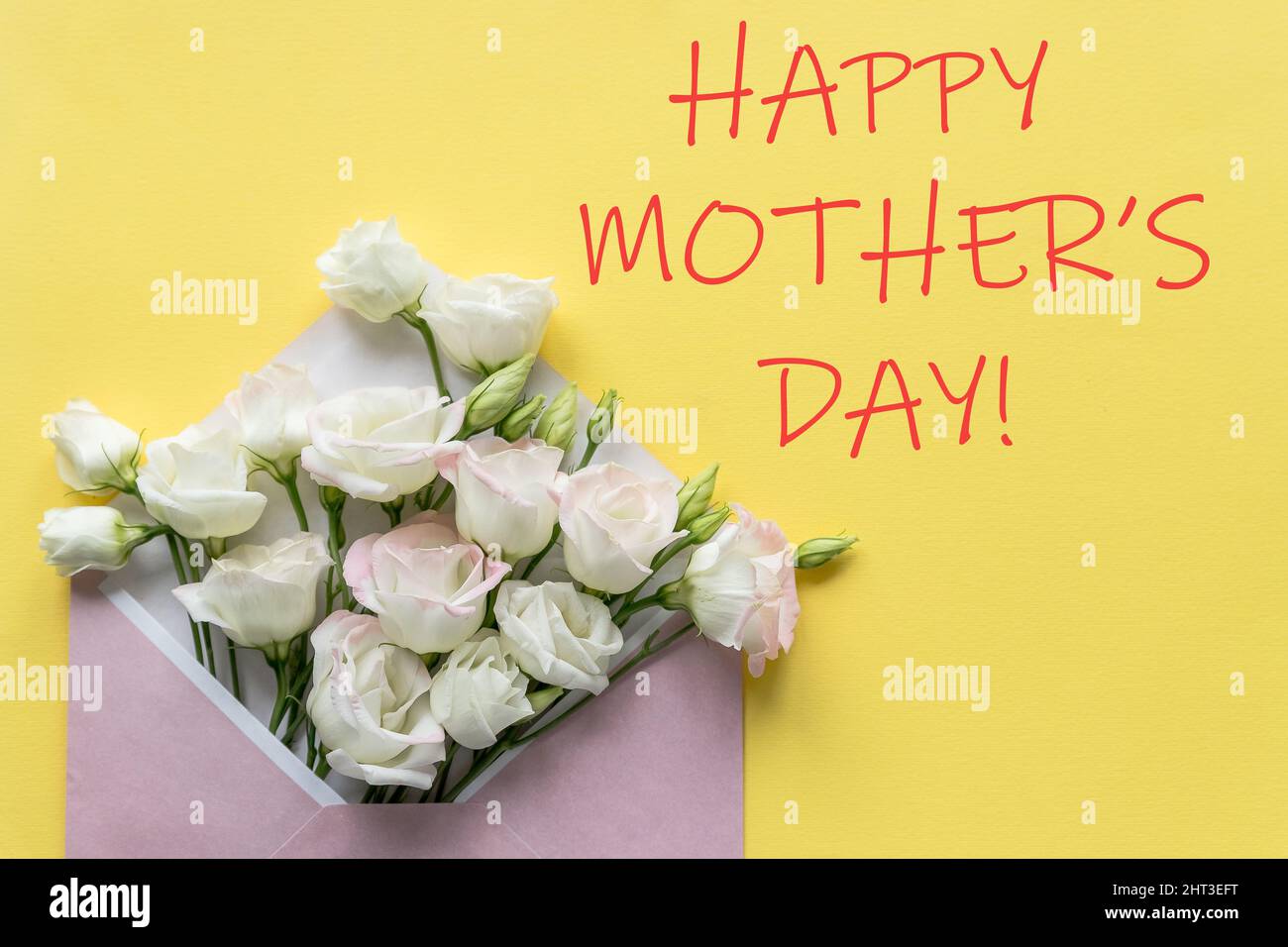 Fête des mères concept. Fleurs d'eustoma blanc sur fond jaune. Carte de vœux pour les femmes ou la Fête des mères. Flat Lay, vue de dessus. Motif floral élégant Banque D'Images