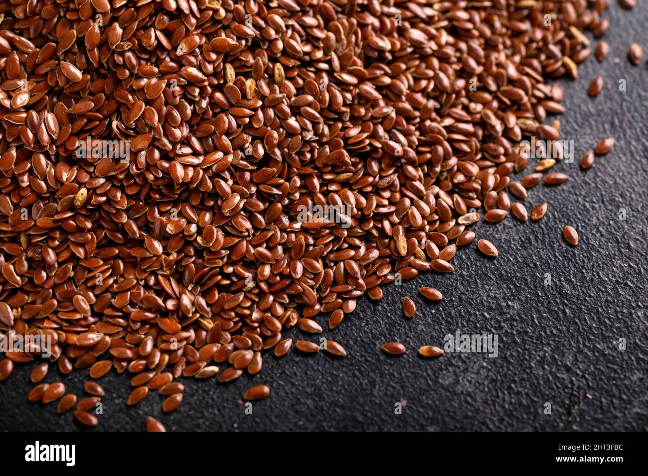 Graines de lin bio sur table rustique. Nourriture végétalienne Banque D'Images