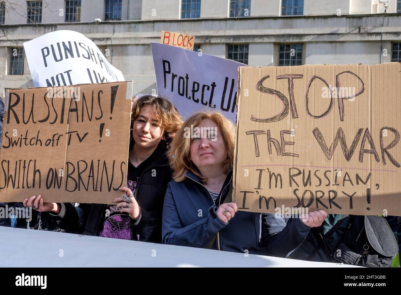 26th février 2022 : des ressortissants ukrainiens et des partisans pro-ukrainiens se rassemblent à Whitehall pour protester contre l'invasion russe de l'Ukraine. Londres, Royaume-Uni. En photo : les citoyens russes du Royaume-Uni manifestent leur opposition à l'invasion de l'Ukraine par les forces russes sur les ordres du président Poutine. Banque D'Images