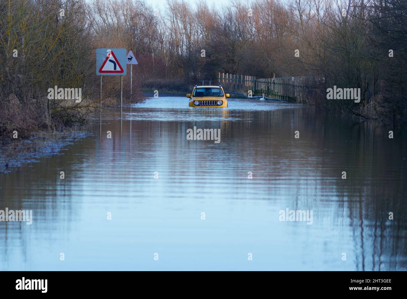 Une Jeep Renegade a abandonné sur Newton Lane près de Castleford, West Yorkshire, lorsque Storm Franklin a apporté des inondations dans de nombreuses parties du Royaume-Uni Banque D'Images