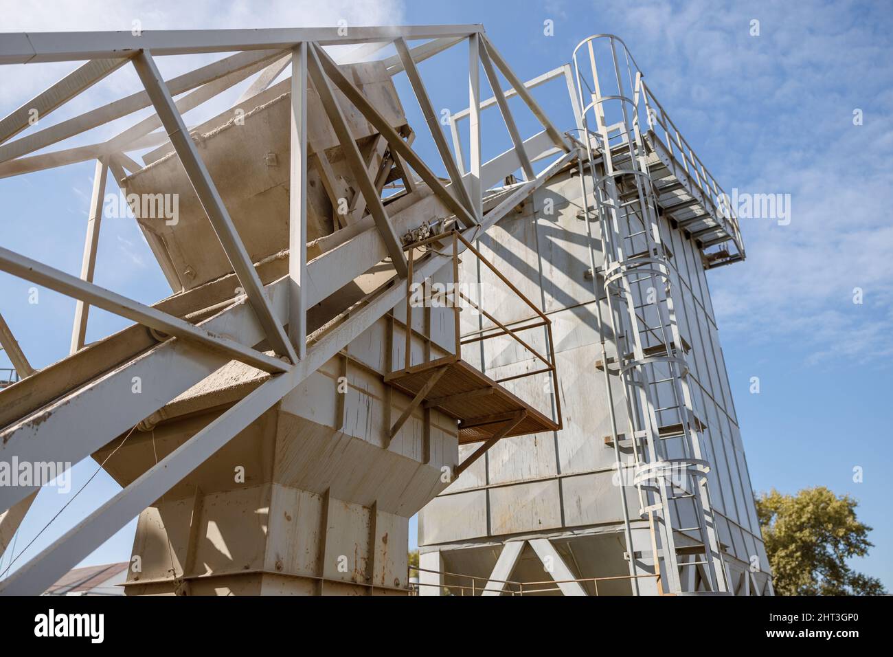 Photo d'une grande usine pour la production de matériaux de construction Banque D'Images