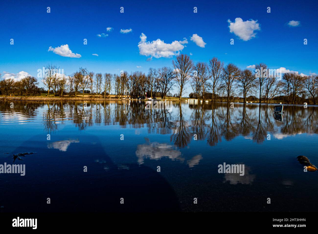 Ciel bleu et de l'eau Banque D'Images