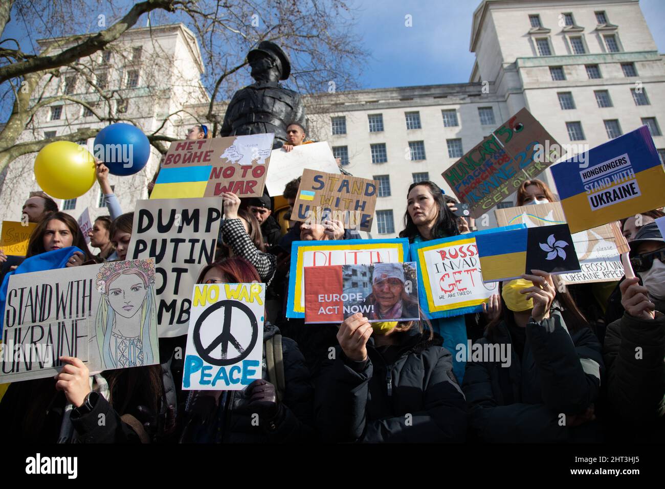 Londres, Royaume-Uni, 26th février 2022 des manifestants se trouvent devant une sculpture du vicomte Lord Alanbrooke à Whitehall, où des milliers de personnes se sont rassemblées pour protester contre la récente attaque de la Russie contre l'Ukraine. Banque D'Images