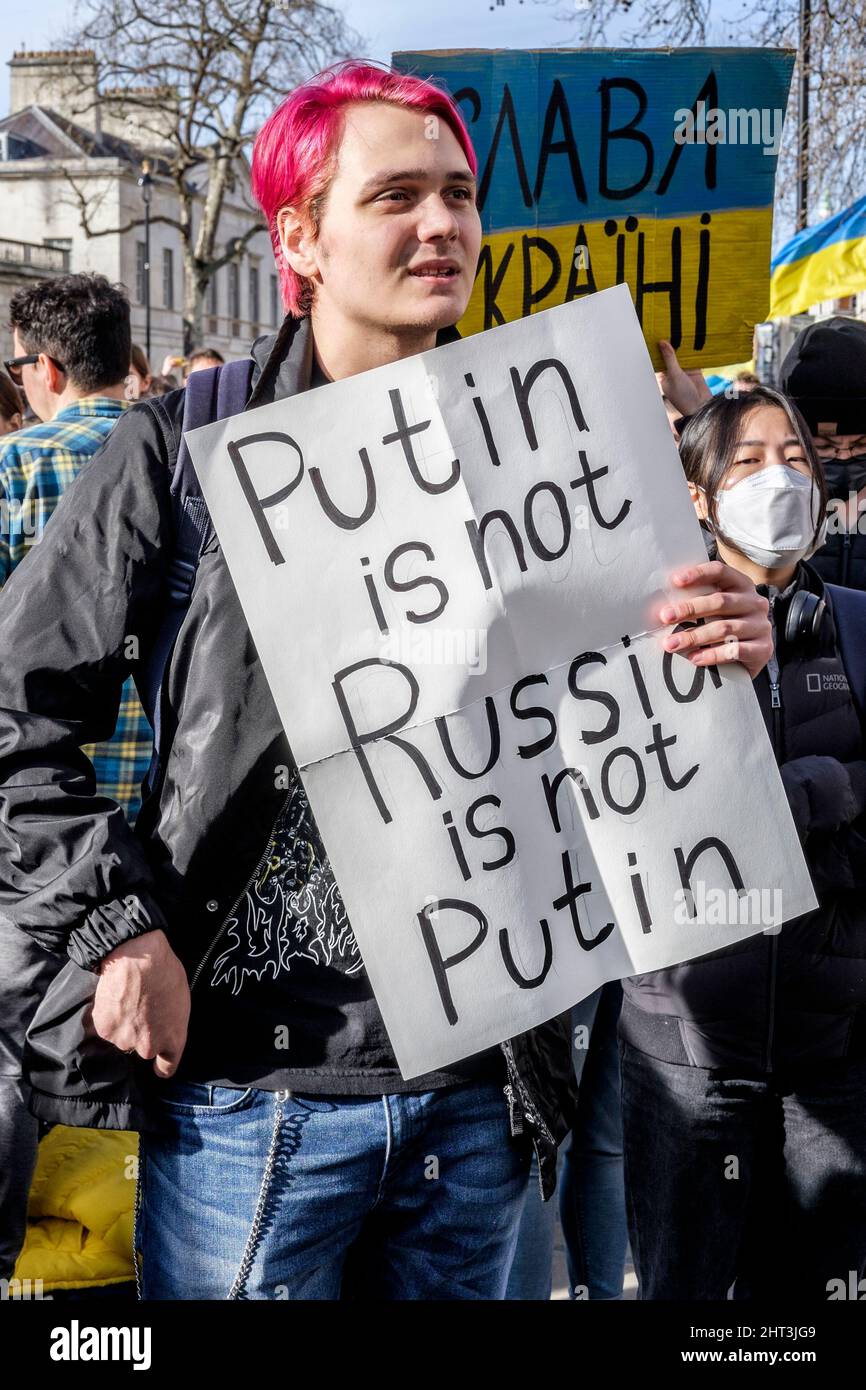 26th février 2022 : des ressortissants ukrainiens et des partisans pro-ukrainiens se rassemblent à Whitehall pour protester contre l'invasion russe de l'Ukraine. Londres, Royaume-Uni. En photo : les citoyens russes du Royaume-Uni manifestent leur opposition à l'invasion de l'Ukraine par les forces russes sur les ordres du président Poutine. Banque D'Images