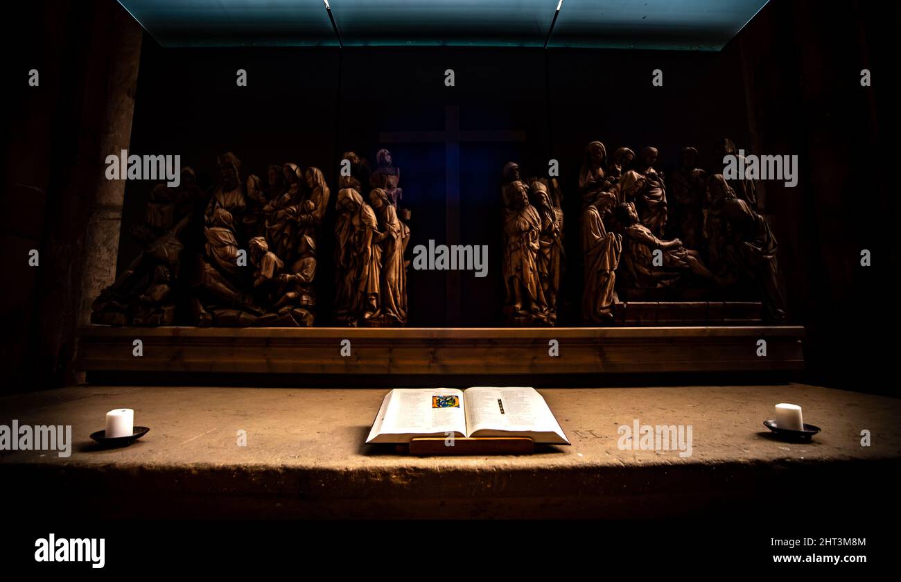Bible et deux bougies placées devant la peinture 'Christ dans le jardin de Gethsemane' Banque D'Images