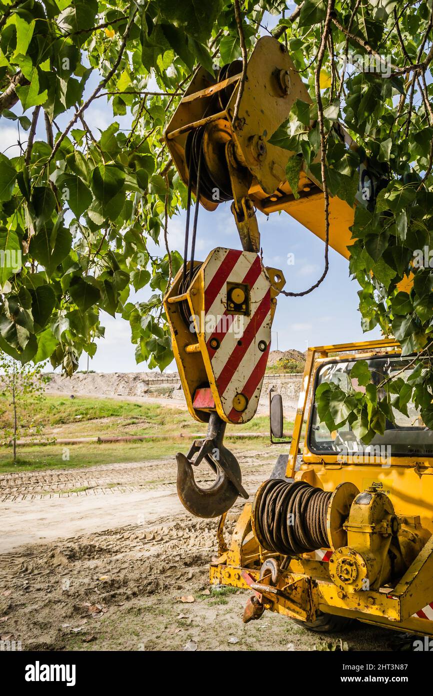 Novi Sad, Serbie - septembre 29. 2019: Petrovaradin suspicion par le Danube. Machines de travail sur les rives du Danube. Banque D'Images