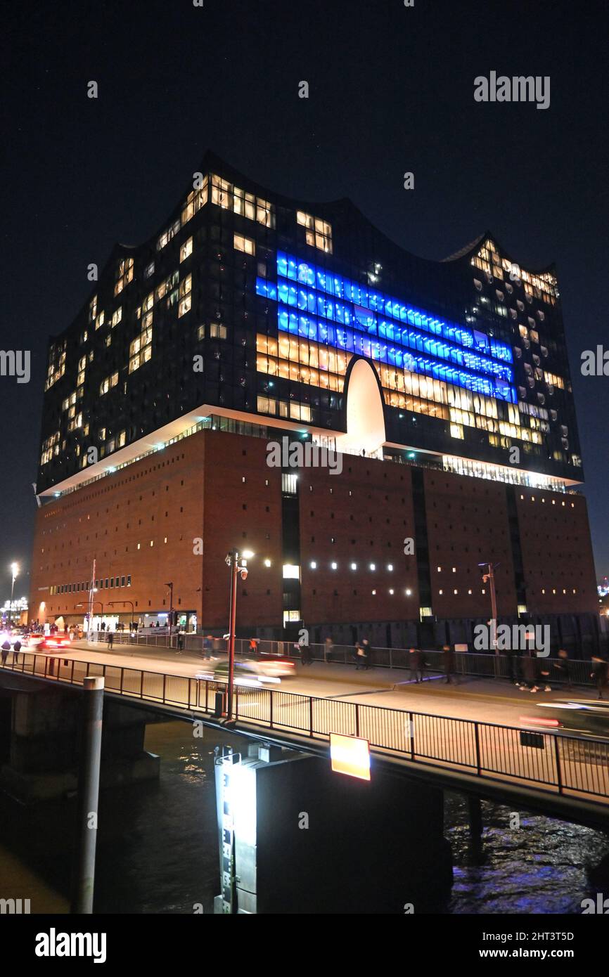 Elbphilharmonie leuchtet dans den Farben der Ukraine. ALS Zeichen der  Solidarität Hat das Hamburger Wahrzeichen einige Fenster der Fassade in  blau und g Photo Stock - Alamy