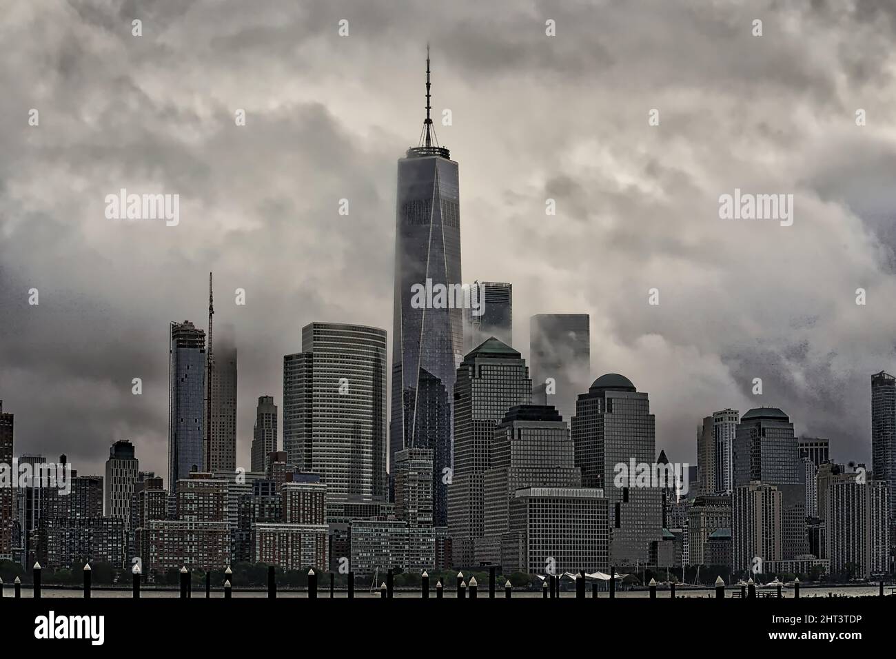 Vue sur le centre-ville de Manhattan sur un jour nuageux. Banque D'Images