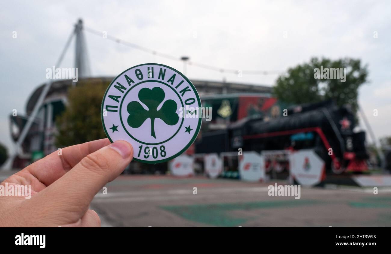 30 août 2021 Athènes, Grèce.L'emblème du club de football Panathinaikos F. C. et de la coupe de la Ligue des champions de l'UEFA sur le fond d'une ère moderne Banque D'Images