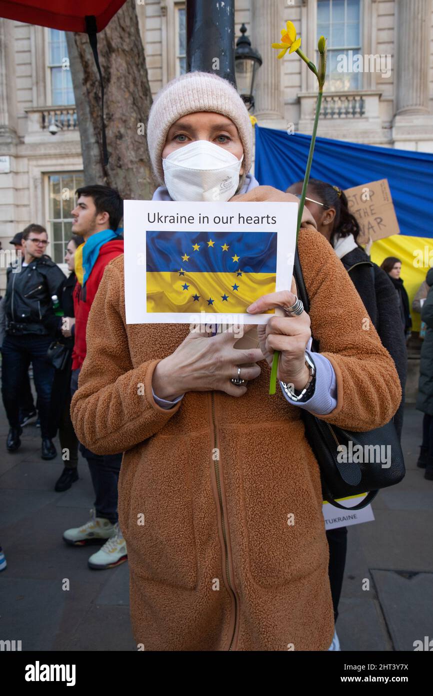 Londres, Angleterre, Royaume-Uni 26 février 2022 des milliers de personnes se rassemblent à l'extérieur de Downing Street en solidarité avec l'Ukraine pour protester contre l'invasion du pays par la Russie. Des hommes, des femmes, des enfants de toutes nationalités se tiennent aux côtés des Ukrainiens et des Russes qui s'opposent à la guerre du président Vladimir Poutine. Banque D'Images