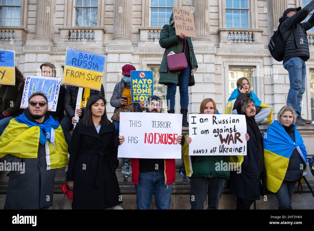 Londres, Angleterre, Royaume-Uni 26 février 2022 des milliers de personnes se rassemblent à l'extérieur de Downing Street en solidarité avec l'Ukraine pour protester contre l'invasion du pays par la Russie. Des hommes, des femmes, des enfants de toutes nationalités se tiennent aux côtés des Ukrainiens et des Russes qui s'opposent à la guerre du président Vladimir Poutine. Banque D'Images